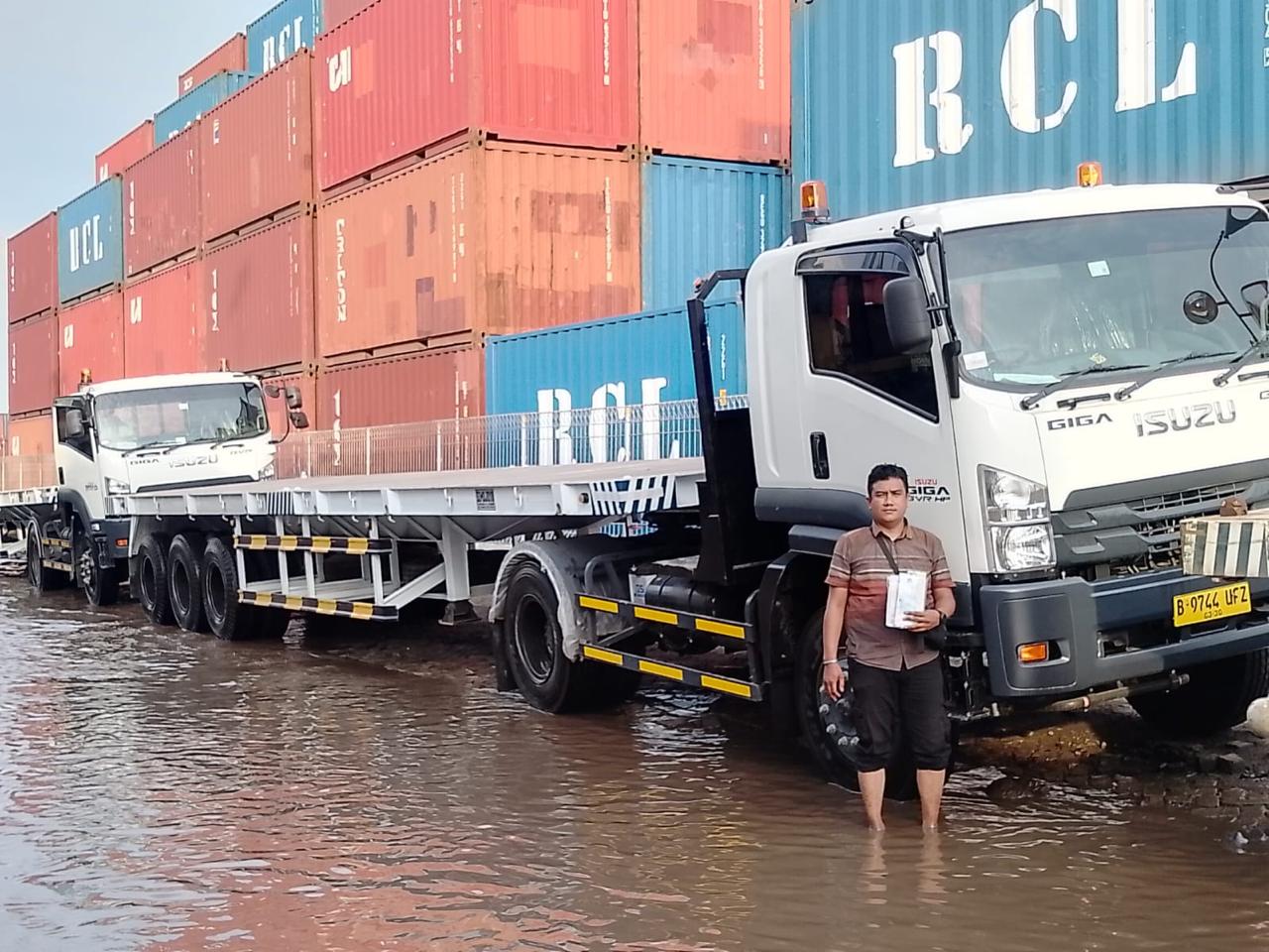 Isuzu giga dump truk